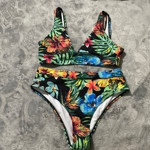 Bathing suit small in women’s, been worn no rips